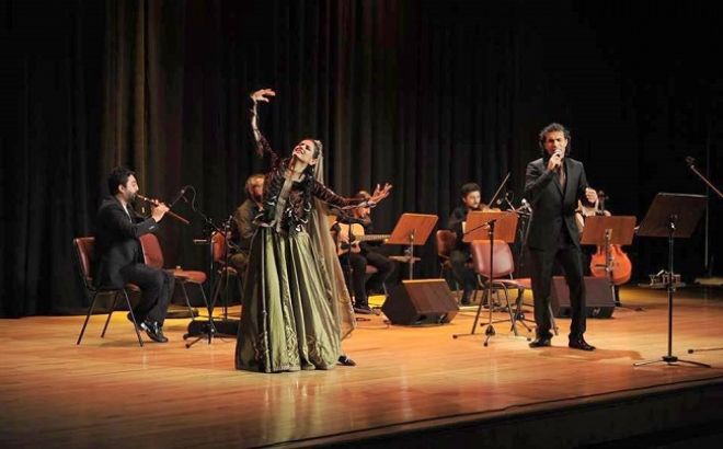 Ramin Farhangniya ran'n Azeri blgesinden yetimi, Azerbaycan Bak'de eitim grm ses sanats. Bak Reid Behbudov Mahn Tiyatrosu, Rus Dram Tiyatrosu ve Tacikistan Bakonsolosluu Amfi Tiyatrosu gibi birok yerde sahne alm, Bak’deki mzik eitimi ve sahne almalar srasnda Trkiye'de konserler gerekletirmi.

