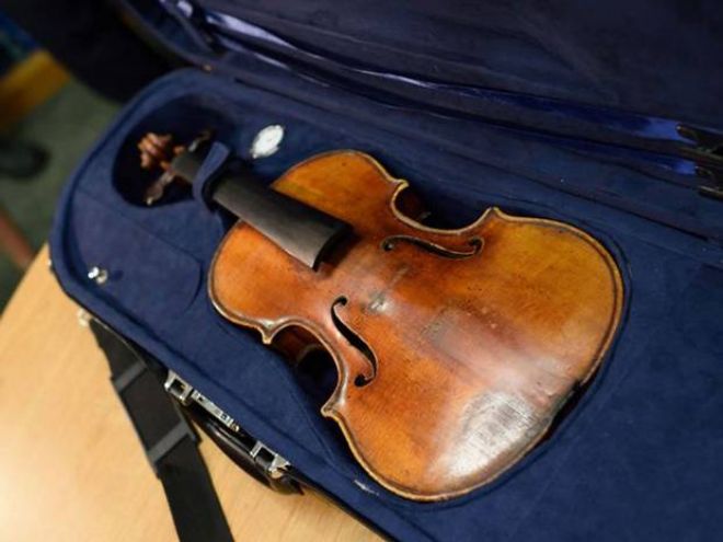 Ünlü Polonyalı kemancı Roman Totenbergin 18. yy Antonio Stradivarius yapımı keman enstrüman satış mağazasında ortaya çıkarıldı...