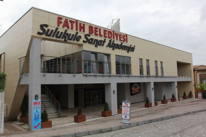 Genlerin yeteneklerini eitimle desteklemek; renmenin ya olmadna inanan yetikinlere ise mzik eitimi konusunda destek vermeyi amalayan Fatih Belediyesi, 2013 ylnda Sulukule Sanat Akademisini kurdu.