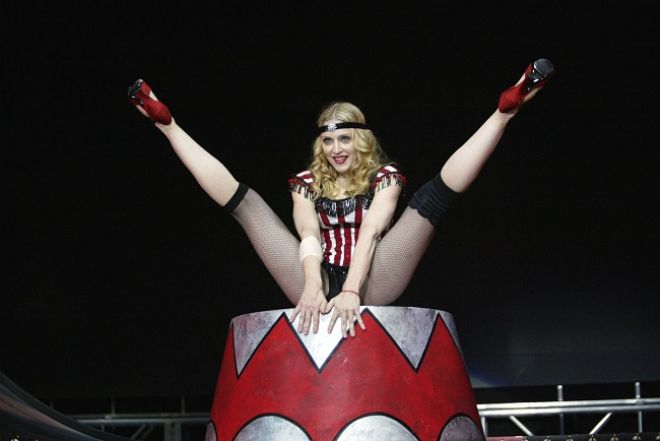 Madonnann Singapur konserine18 yandan kkler salona alnmayacak.