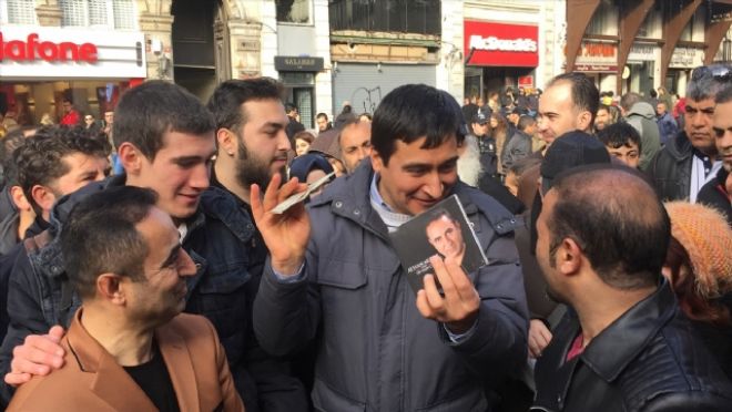 Taksim Meydan'na ynetmen Murat Uygur'la gelen arkc Ayhan Murat 
