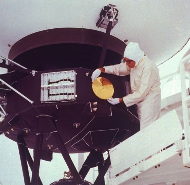 Voyager 1 geri dönüşü olmayan bir yolda devam ediyor... 05 Eylül 1977de fırlatılan 815 kiloluk bir insansız uzay aracı olan Voyager Güneş Sistemi'nin dışına çıkan ilk araç. İçine dünya ile ilgili temel bilgiler yüklenen altın plakta 