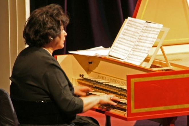 Prof. Leyla Pınar ülkemizde alanının tek klavsen sanatçısı. Haliç Üniversitesi öğretim üyesi. Bir anlamda Barok dönemi müziğin ülkemizde birkaç temsilcisinden biri.