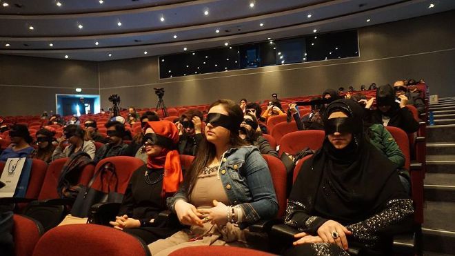 Yıldız Teknik Üniversitesi (YTÜ) ve Esenler Belediyesi iş birliğiyle, görme engellilerin hislerini dinleyicilere yaşatmak amacıyla düzenlenen Türkiye'nin ilk 