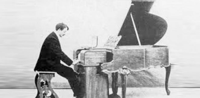 Seluk Alimdar'n yazd  Osmanl da Bat Mzii  adl kitaba gre Osmanl zamanndaki ilk piyano bilinen haliyle 1906'da Saray Marangozu Kastamonulu Mustafa Efendi tarafndan deil, 1893 te Girit Adas nda Veysiolu Mustafa tarafndan retildi.