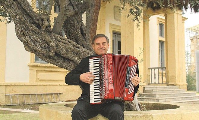 Dünyada çeşitli müzik türlerinde etkin olarak kullanılan ve popüler bir enstrüman olan akordiyonun Kıbrıstaki serüvenini iki toplumlu akordiyon orkestrası kurucusu/şefi Daniel Sabotinov, orkestra üyeleri Hare Yakula ve Andrulla Dimitriu ile konuştuk. Akordiyon tarihi ile ilgili yaptığı bilimsel araştırmalar ile akademik dünyaya önemli katkılar yapan, gençlere verdiği akordiyon dersleri ile eğitmen yönü olan ve bir zamanların Kıbrıs müzik kültürünün en temel enstrümanlarından olan akordiyonu tekrar popüler günlerine döndürmek için hem kişisel hem de akordiyon orkestrası kurarak toplumsal bir sorumluluğu imza atan gerçek bir akordiyon sevdalısı Daniel Sabotinov kurduğu orkestra ile akordiyonu tekrar diriltme formüllerini Kıbrıs Pazara anlattı.