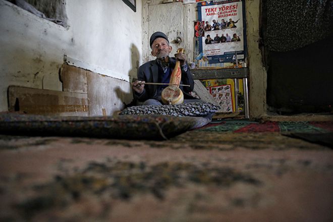 Antalya'da 'kabak kemanenin atası' olarak bilinen Yörüklerin geleneksel çalgısı 'ıklığ'ı yapan ve icra eden son kişi olan 75 yaşındaki Emin Kök, kendisinden sonra bu kültürü yaşatacak kimsenin bulunmamasından üzüntü duyuyor.
