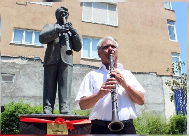 Tekirdağ'ın merkez Süleymanpaşa İlçesi'nde gençlik yıllarında çıktığı programların ardından klarnetini kırdığı için lakabı 'Katil Hasan' olarak kalan 69 yaşındaki Roman klarnet ustası Hasan Gizlenci'nin yaşarken heykeli dikildi. 