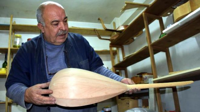 Mustafa Karaoğlu Sivas'ta 40 yıldır telli çalgı yapımcısı. Bir Kazak çalgısı olan Dombra yapımına bir üniversite öğrencisinin isteği üzerine dombra imalatına başlamış ve şimdiye değin 8 dombra imal etmiş ve yaptığı dombralar beğeniyle karşılanmış.